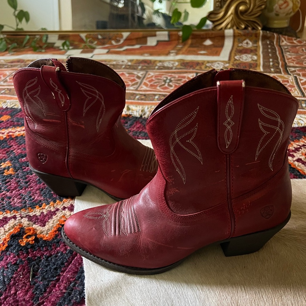 Ariat Darlin red ankle booties SIZE: 8.5